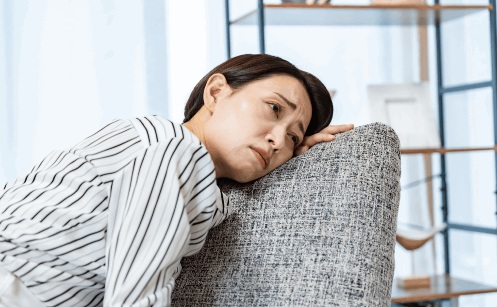 生活環境の影響により膝の痛みで悩んでいる女性の写真