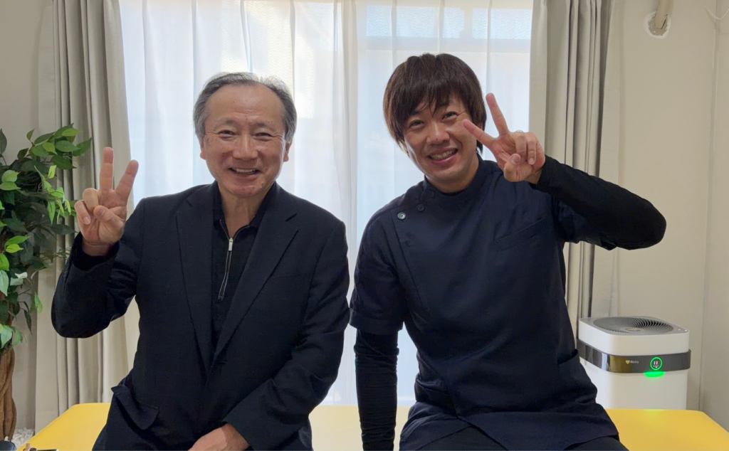 松本市岡田の整体りびるど、理学療法士テラサワと、松本市元町の武内整形外科クリニック院長、武内典夫先生のツーショット写真